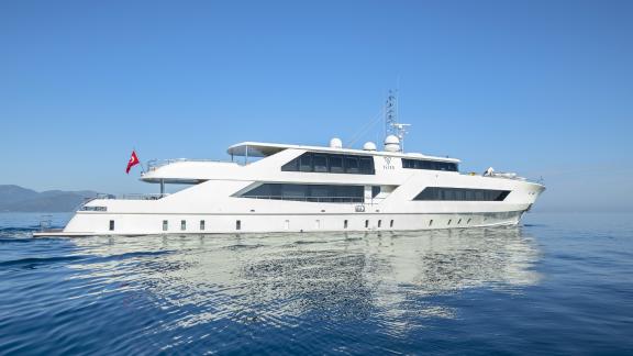 Mieten Sie die 48 Meter Luxusyacht Vetro mit 5 Kabinen für einen unvergesslichen Urlaub auf dem Wasser.